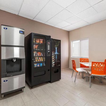 Red Roof Inn Джонстаун Екстериор снимка