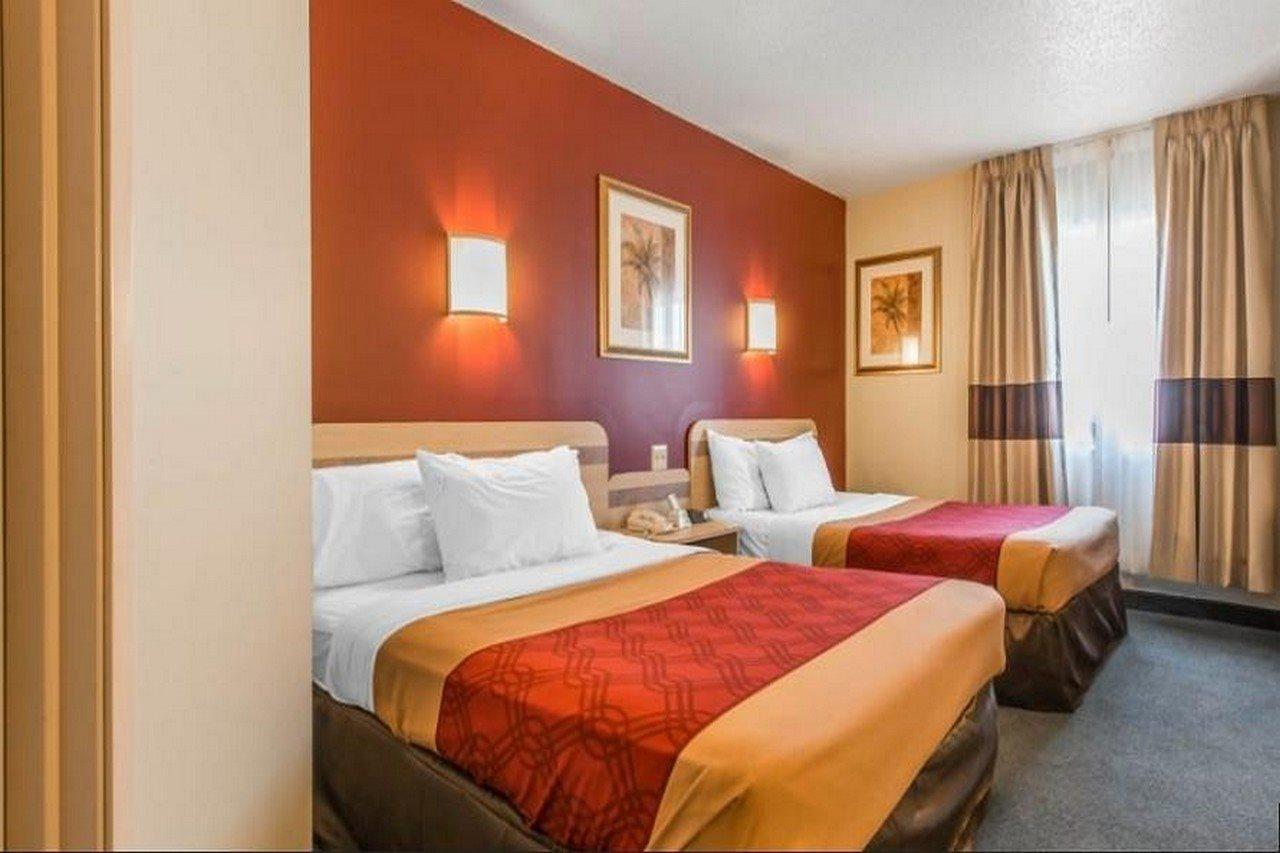 Red Roof Inn Джонстаун Екстериор снимка