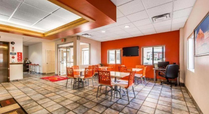 Red Roof Inn Джонстаун Екстериор снимка
