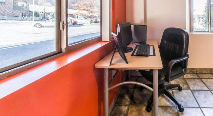 Red Roof Inn Джонстаун Екстериор снимка
