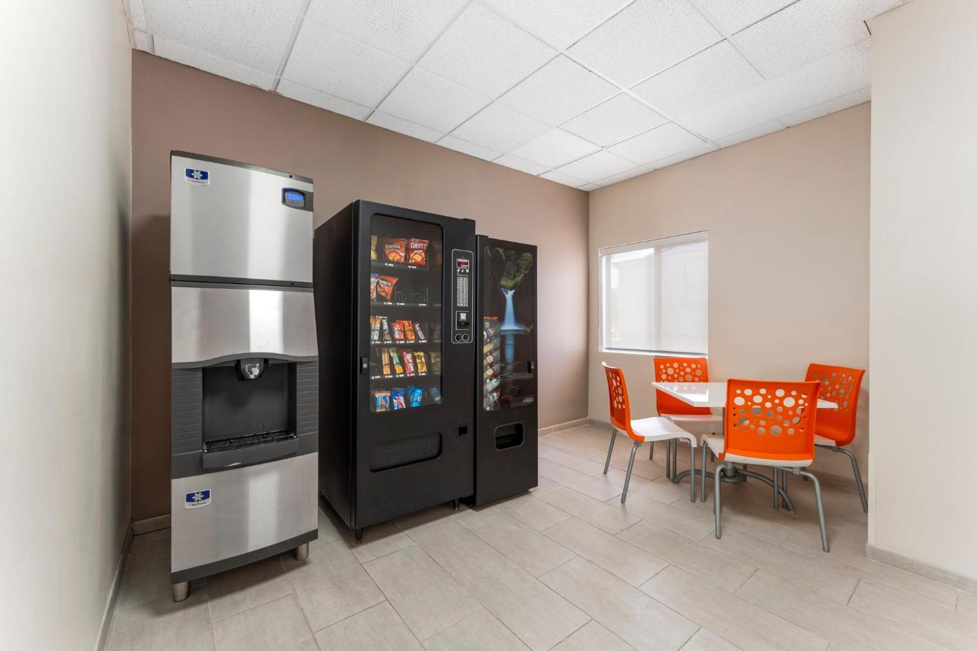 Red Roof Inn Джонстаун Екстериор снимка