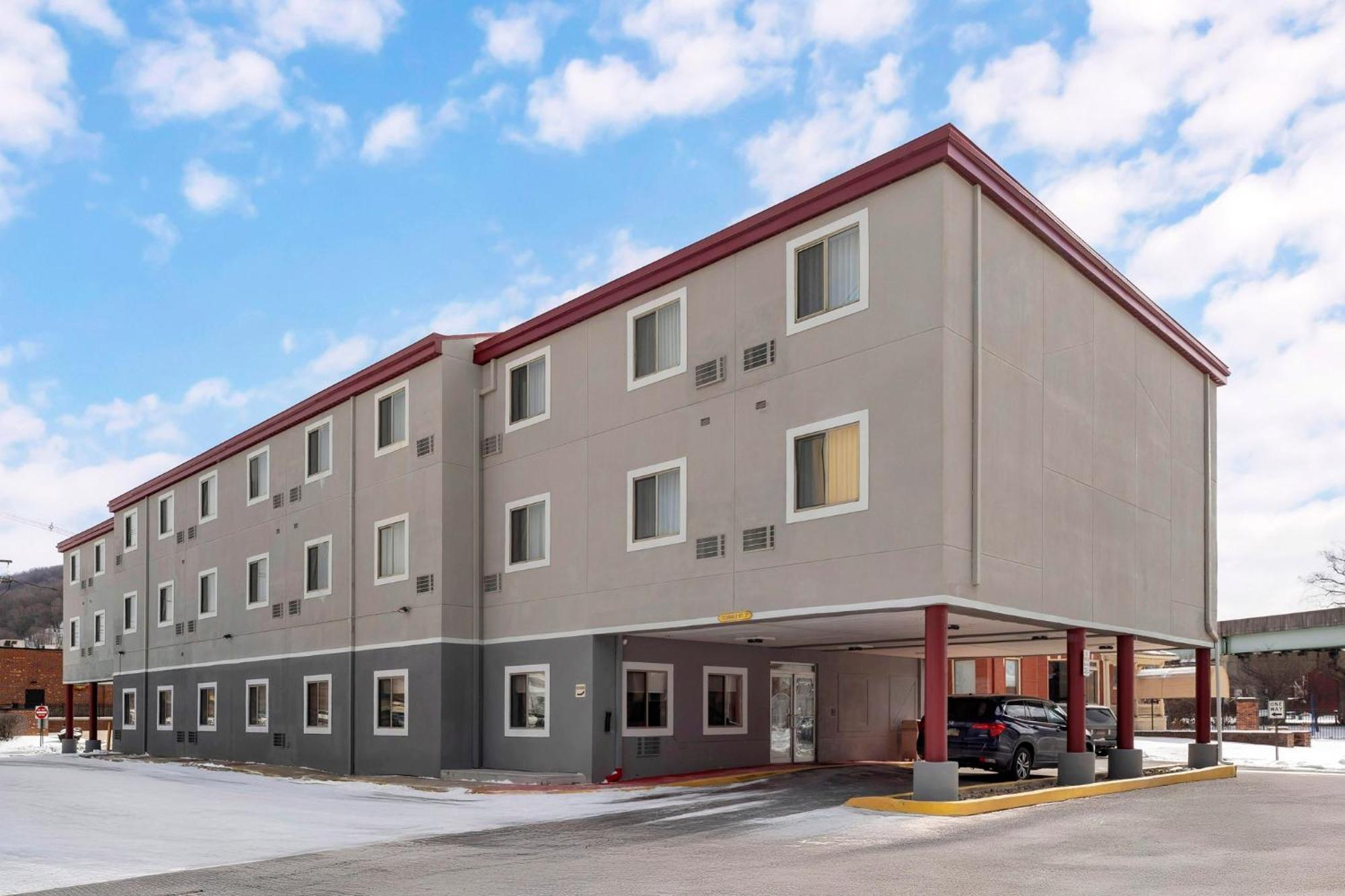 Red Roof Inn Джонстаун Екстериор снимка