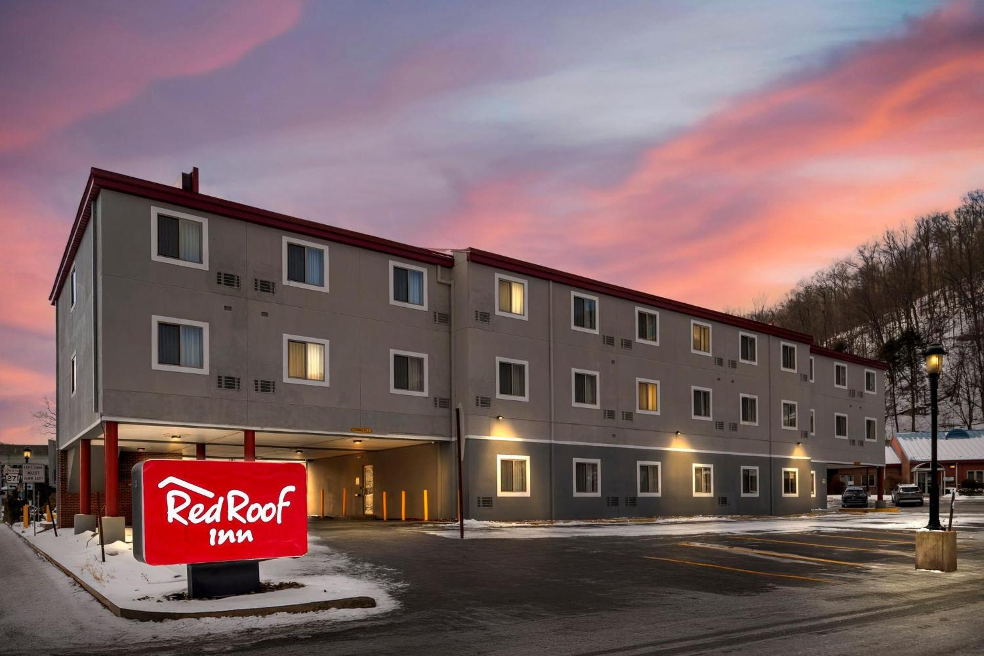 Red Roof Inn Джонстаун Екстериор снимка