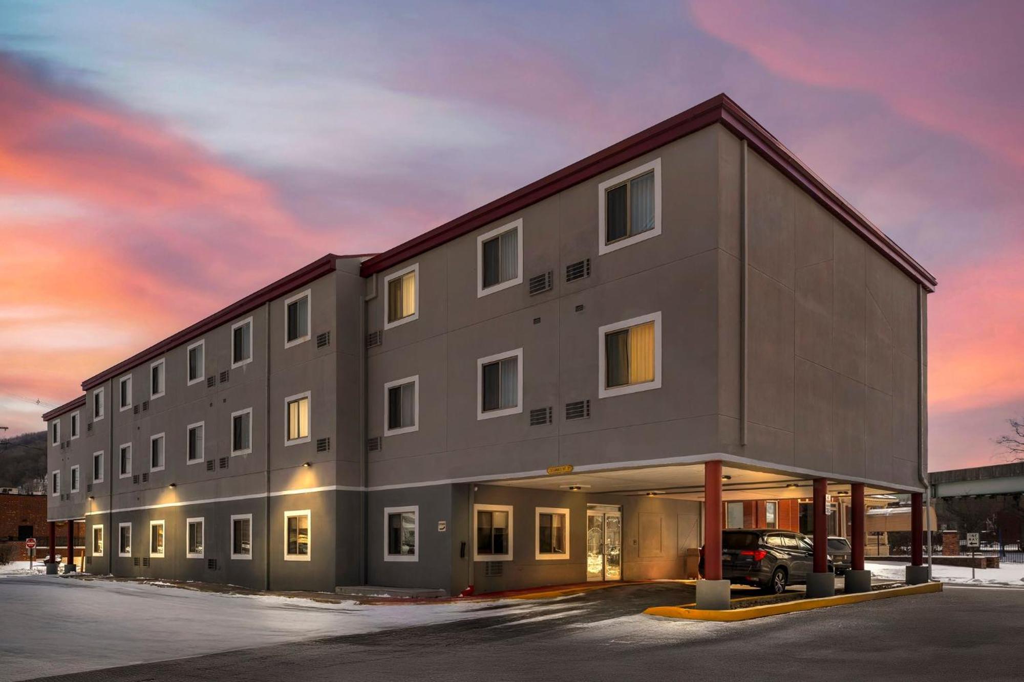 Red Roof Inn Джонстаун Екстериор снимка