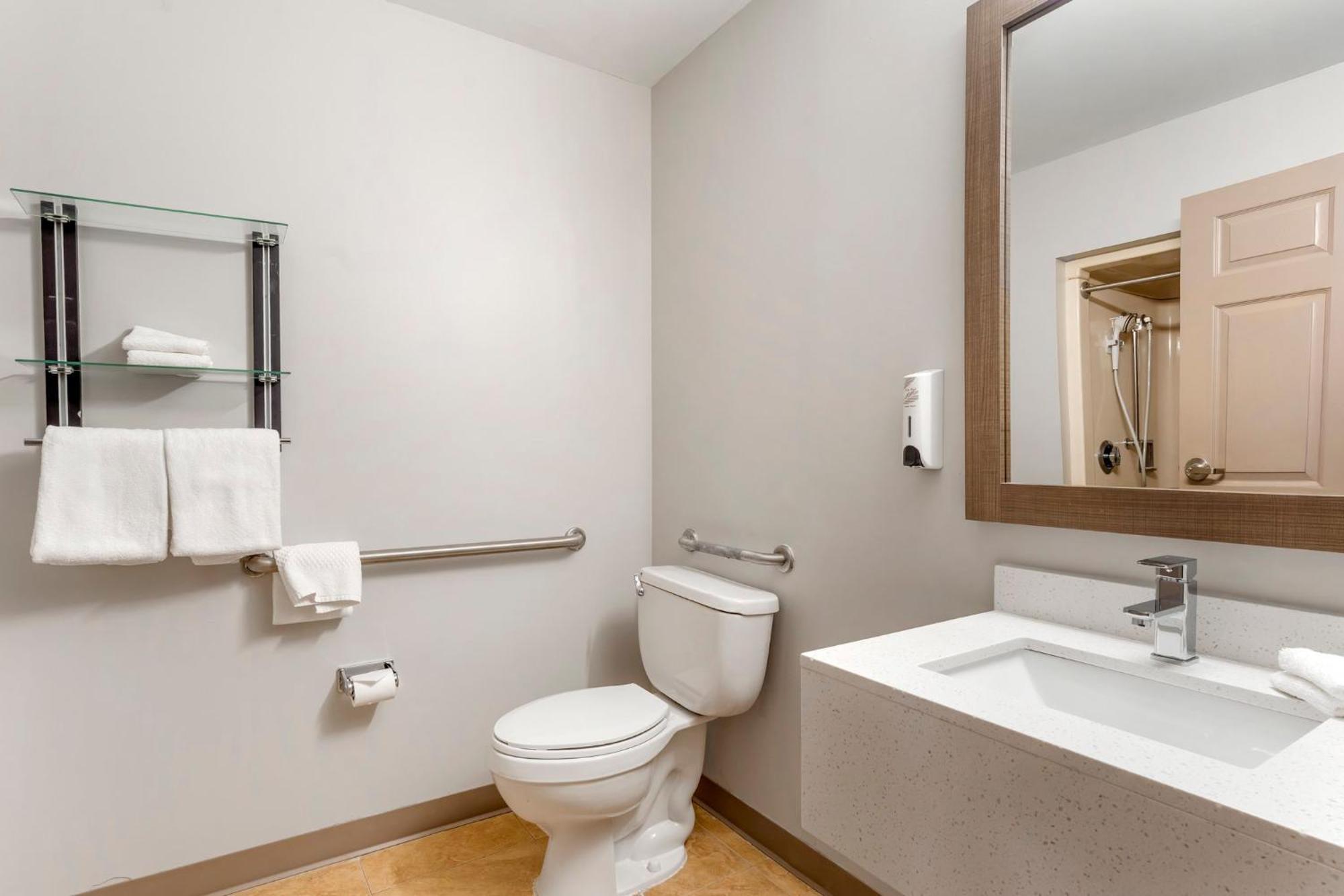 Red Roof Inn Джонстаун Екстериор снимка