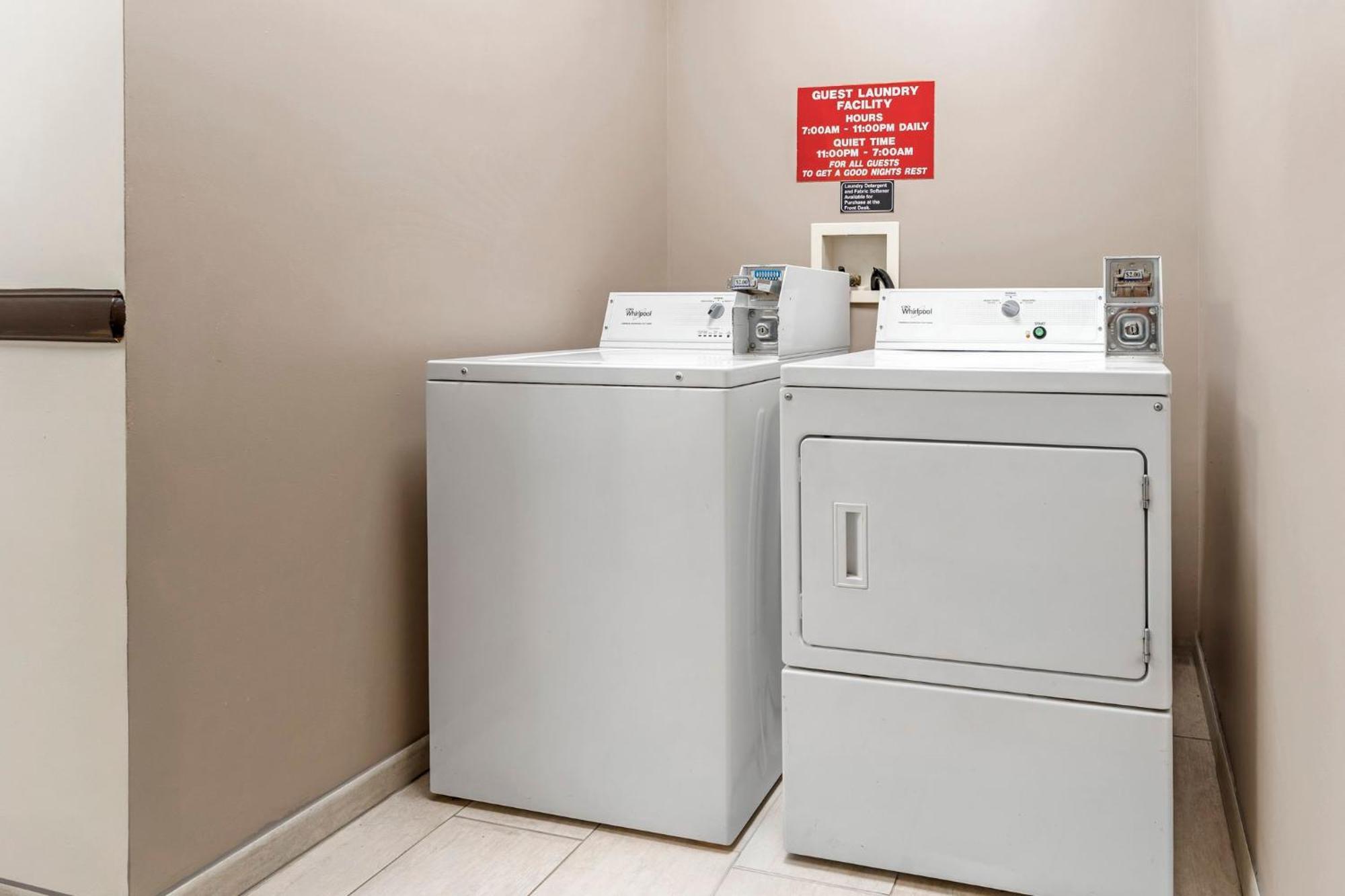 Red Roof Inn Джонстаун Екстериор снимка