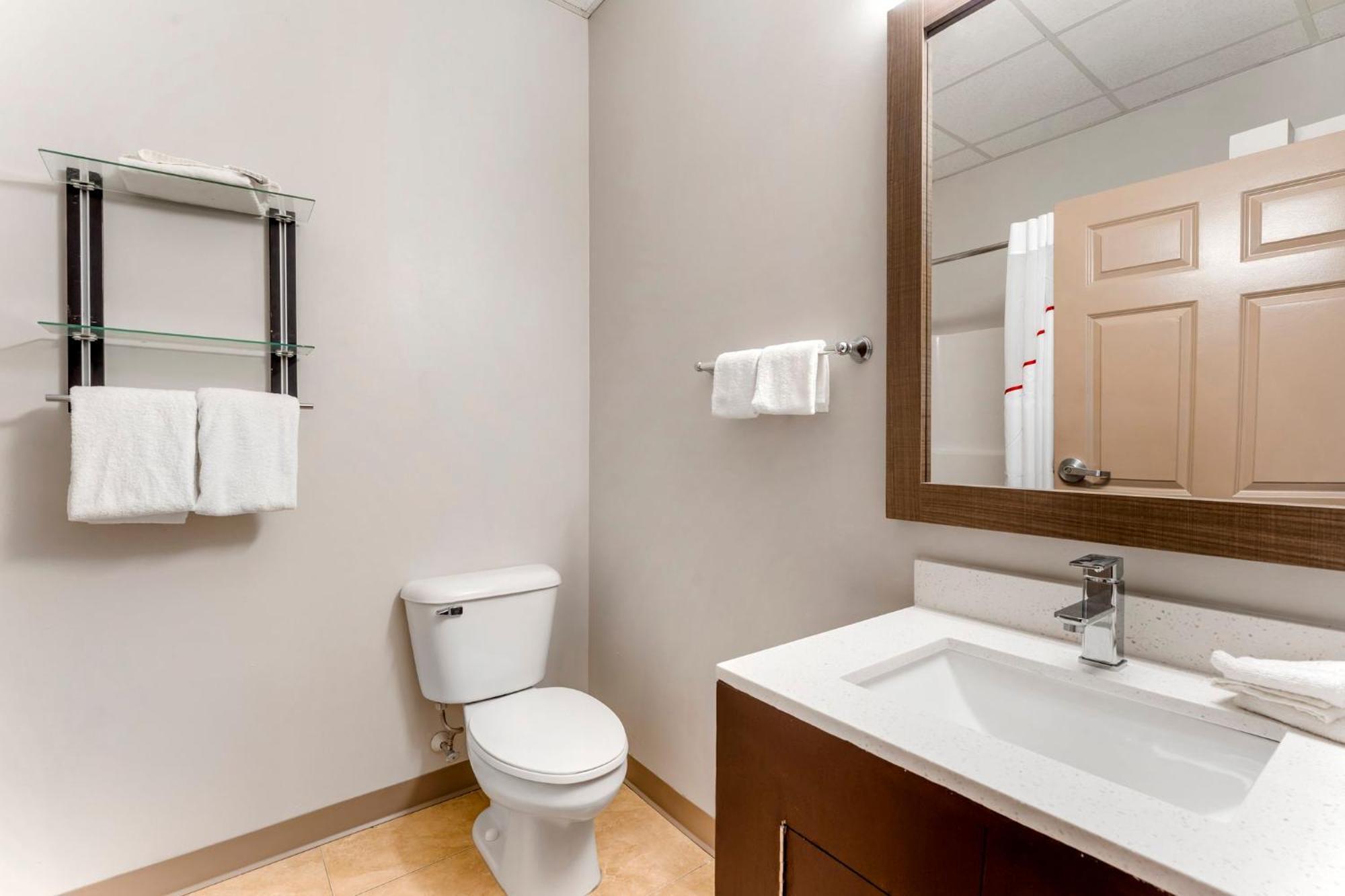 Red Roof Inn Джонстаун Екстериор снимка